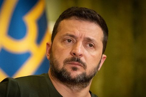 Der ukrainische Präsident Wolodymyr Selenskyj vor einer Fahne