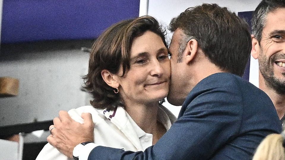 Macron kisses Oudéa-Castéra Macron gives Oudéa-Castéra a normal kiss on the cheek