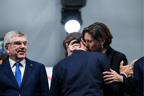 Oudéa-Castéra gibt Macron einen Kuss auf die Wange und zieht ihn am Hals an sich