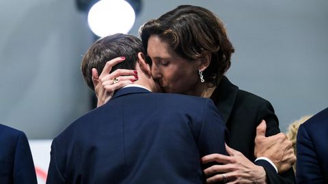 Oudéa-Castéra gibt Macron einen Kuss auf die Wange und zieht ihn am Hals an sich