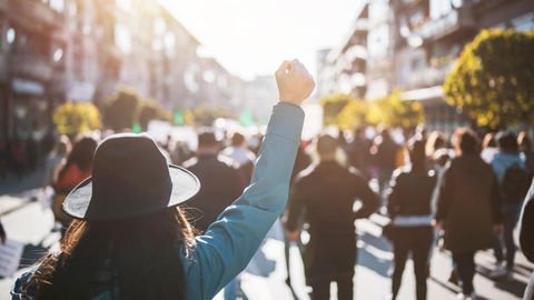 Symbolbild Demokratie: Eine junge Frau demonstriert gegen Rechtspopulisten