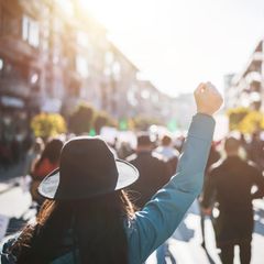 Symbolbild Demokratie: Eine junge Frau demonstriert gegen Rechtspopulisten