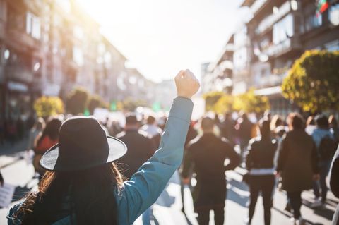 Symbolbild Demokratie: Eine junge Frau demonstriert gegen Rechtspopulisten