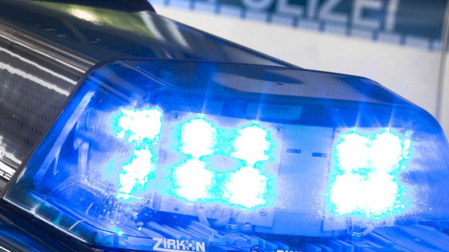 Verkehrsunfall: Auto brennt nach Unfall aus - Fahrerin alkoholisiert