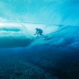 Die Surfwettbewerbe auf Tahiti liefern spektakuläre Bilder – auch unter Wasser. Hier surft der Franzose Joan Duru gerade in einer sogennanten Barrel