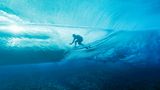 Die Surfwettbewerbe auf Tahiti liefern spektakuläre Bilder – auch unter Wasser. Hier surft der Franzose Joan Duru gerade in einer sogennanten Barrel