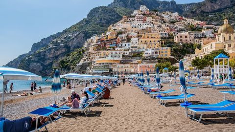 Liegen und Sonnenschirme am Strand von Positano in Italien