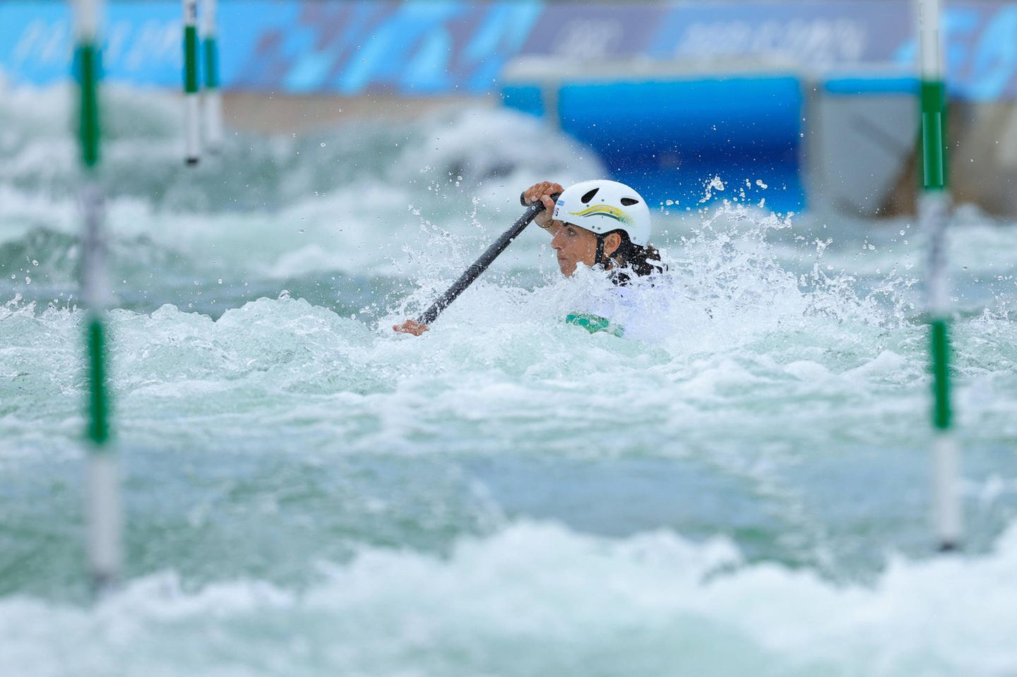 Ja, wo fahren sie denn? Jessica Fox ist der australische Superstar im Kanuslalom. Die 30-Jährige gewann sowohl im Kajak als auch im Canadier die Goldmedaille – und auch auf diesem Bild sitzt sie freilich in einem Boot 