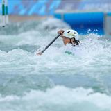Ja, wo fahren sie denn? Jessica Fox ist der australische Superstar im Kanuslalom. Die 30-Jährige gewann sowohl im Kajak als auch im Canadier die Goldmedaille – und auch auf diesem Bild sitzt sie freilich in einem Boot 