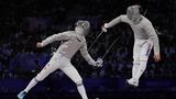 Völlig abgehoben: Im Säbel-Team-Finale wählt der Koreaner Park Sangwon einen etwas ungewöhnlichen Angriff gegen den Ungarn Krisztian Rabb. Die Mühen aber lohnen sich, Südkorea holt die Goldmedaille.