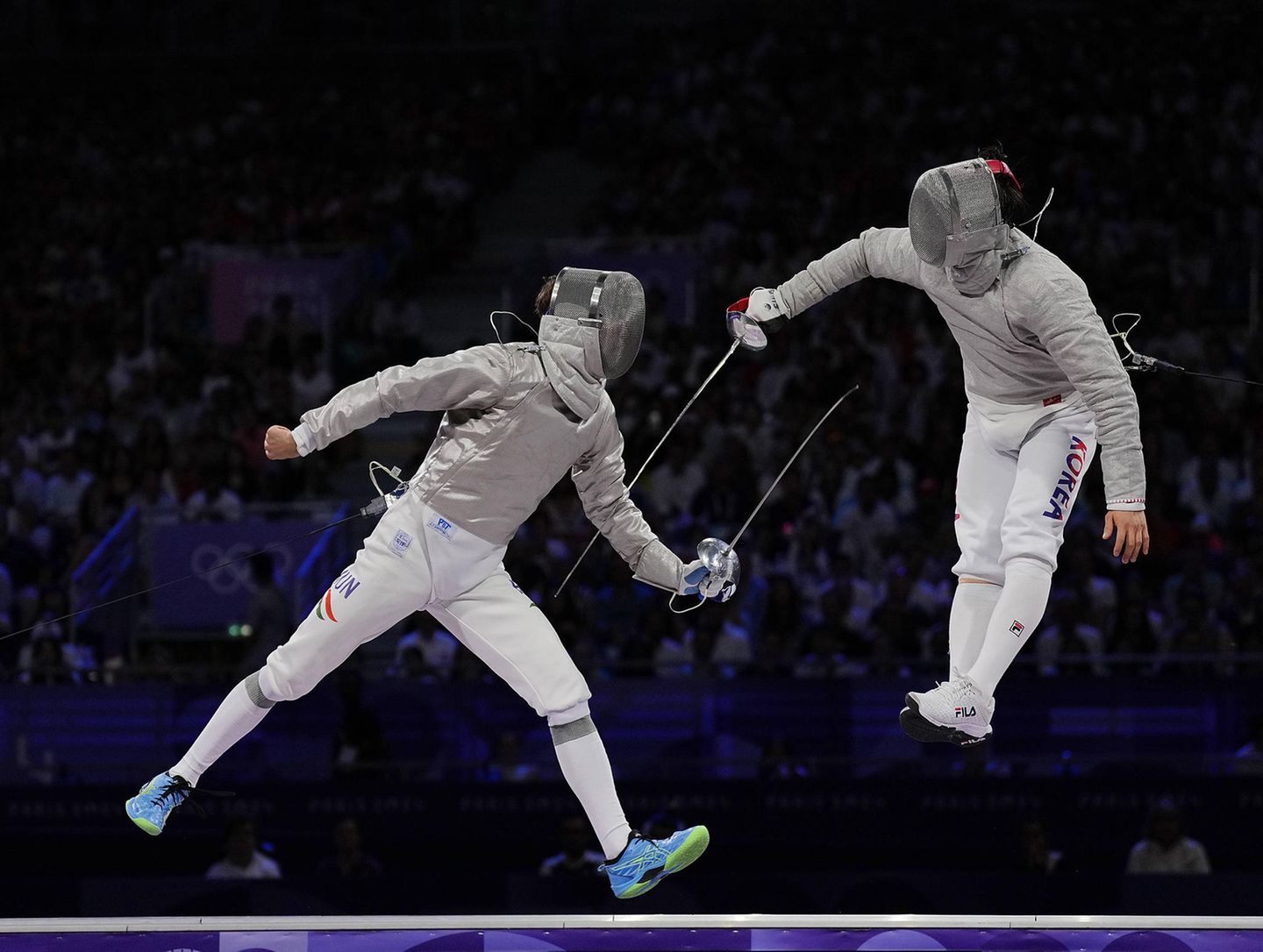Völlig abgehoben: Im Säbel-Team-Finale wählt der Koreaner Park Sangwon einen etwas ungewöhnlichen Angriff gegen den Ungarn Krisztian Rabb. Die Mühen aber lohnen sich, Südkorea holt die Goldmedaille.