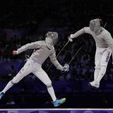 Völlig abgehoben: Im Säbel-Team-Finale wählt der Koreaner Park Sangwon einen etwas ungewöhnlichen Angriff gegen den Ungarn Krisztian Rabb. Die Mühen aber lohnen sich, Südkorea holt die Goldmedaille.