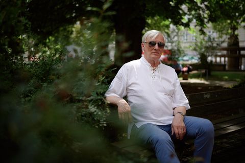 Sexarbeit: Franz sitzt auf einer Bank mit Sonnenbrille