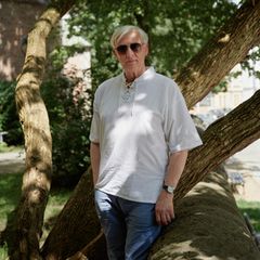 Sexarbeit: Franz sitzt auf einer Bank mit Sonnenbrille