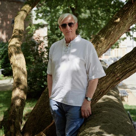 Sexarbeit: Franz sitzt auf einer Bank mit Sonnenbrille