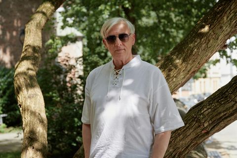 Sexarbeit: Franz sitzt auf einer Bank mit Sonnenbrille