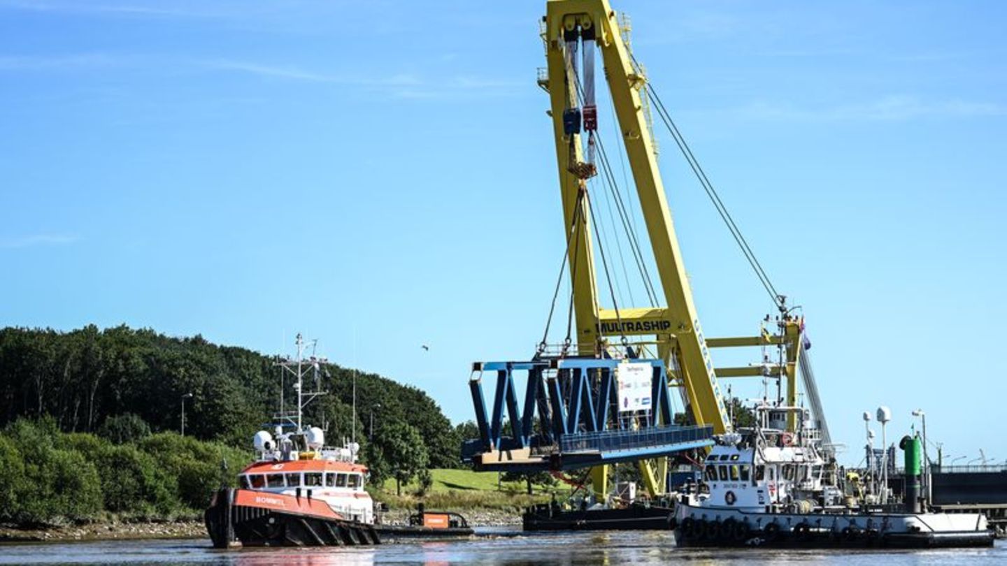 Großbaustelle: Schwimmkran liefert weiteres Bauteil für neue Friesenbrücke