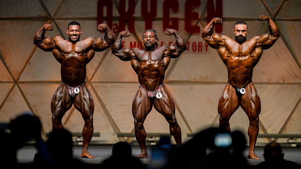 Bodybuilder posieren bei der "Dubai Pro" am 28. Juli 2024