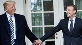 Sogar mit Donald Trump ließ sich Macron während dessen Amtszeit in zärtlicher Zweisamkeit ablichten. Vielleicht ist es ja genau diese Art von Liebe, die Trump eigentlich braucht – und der tatsächliche Grund für sein Bestreben, nochmal Präsident der USA zu werden: Er will Macron wieder nahe sein