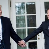 Sogar mit Donald Trump ließ sich Macron während dessen Amtszeit in zärtlicher Zweisamkeit ablichten. Vielleicht ist es ja genau diese Art von Liebe, die Trump eigentlich braucht – und der tatsächliche Grund für sein Bestreben, nochmal Präsident der USA zu werden: Er will Macron wieder nahe sein