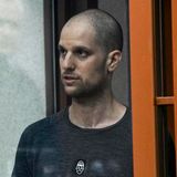 Der junge Reporter des renommierten "Wall Street Journal" kehrte von einer Recherchereise ins russische Jekaterinburg im März 2023 nicht zurück.   Der Kreml warf dem 32-Jährigen vor, für den US-Auslandsgeheimdienst CIA spioniert zu haben. Es ging angeblich um geheime Informationen über den Panzerhersteller Uralwagonsawod. Mit Beweisen geizten die russischen Behörden allerdings – die seien Verschlusssache. Washington warf Moskau vor, den Journalisten als politisches Faustpfand zu missbrauchen.  In einem auf einmal überraschend schnellen Prozess wurde Gershkovich im Juli zu 16 Jahren Haft verurteilt – bereits ein Zeichen für den anstehenden Austausch?