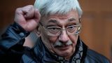 Er hatte den russischen Angriffskrieg öffentlich angeprangert und Wladimir Putin in einem Artikel beschuldigt, Russland in den Faschismus zu führen. Im Februar 2024 war Oleg Orlow deshalb zu einer zweijährigen Haftstrafe verurteilt worden. Die russische Justiz wirft ihm vor, die Armee diskreditiert zu haben. Der Menschenrechtsaktivist ist Mitglied im Vorstand der Organisation Memorial, die 2022 mit dem Friedensnobelpreis ausgezeichnet worden war