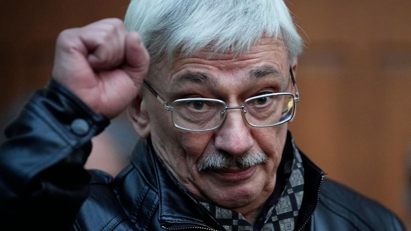 Er hatte den russischen Angriffskrieg öffentlich angeprangert und Wladimir Putin in einem Artikel beschuldigt, Russland in den Faschismus zu führen. Im Februar 2024 war Oleg Orlow deshalb zu einer zweijährigen Haftstrafe verurteilt worden. Die russische Justiz wirft ihm vor, die Armee diskreditiert zu haben. Der Menschenrechtsaktivist ist Mitglied im Vorstand der Organisation Memorial, die 2022 mit dem Friedensnobelpreis ausgezeichnet worden war