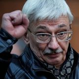 Er hatte den russischen Angriffskrieg öffentlich angeprangert und Wladimir Putin in einem Artikel beschuldigt, Russland in den Faschismus zu führen. Im Februar 2024 war Oleg Orlow deshalb zu einer zweijährigen Haftstrafe verurteilt worden. Die russische Justiz wirft ihm vor, die Armee diskreditiert zu haben. Der Menschenrechtsaktivist ist Mitglied im Vorstand der Organisation Memorial, die 2022 mit dem Friedensnobelpreis ausgezeichnet worden war