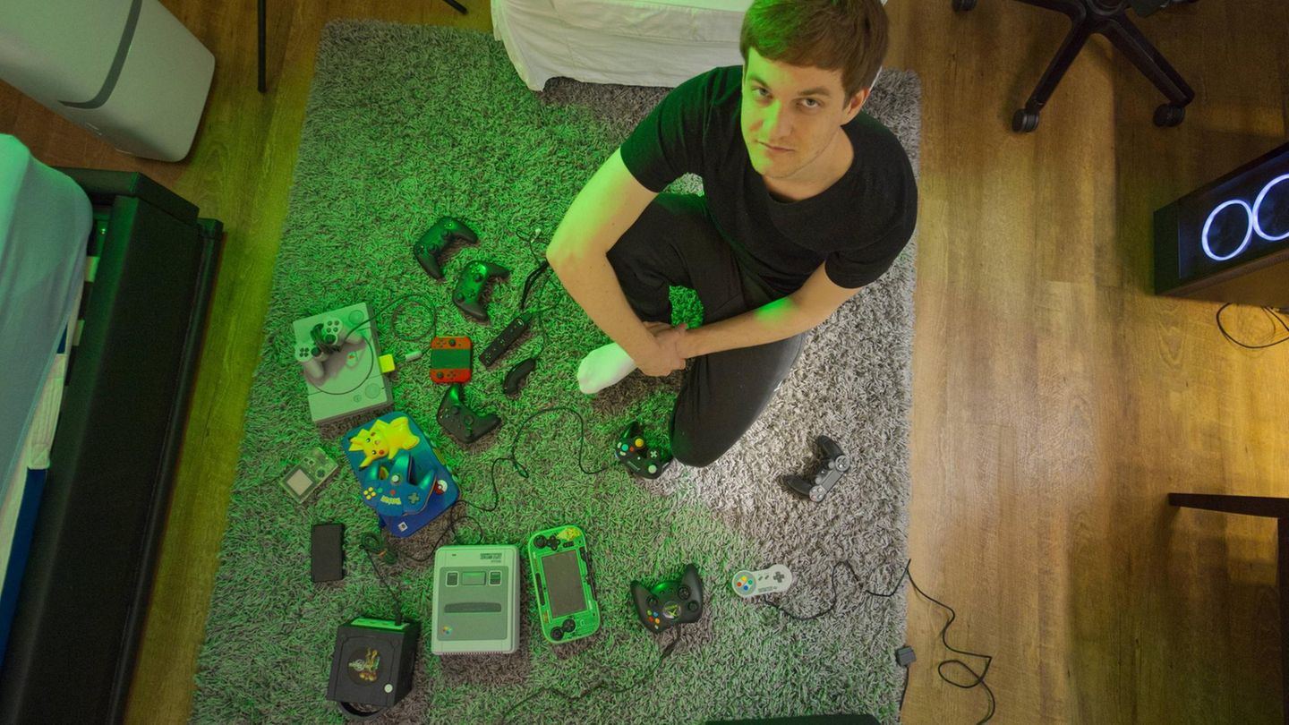 Valentino Fischer und seine Konsolen. Mit dem nun mehr 23 Jahre alten Gamecube (grauer Würfel unten links) begann seine Gamingkarriere. Heute programmierte er Games und spielt weniger. 