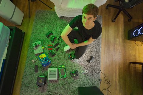 Valentino Fischer und seine Konsolen. Mit dem nun mehr 23 Jahre alten Gamecube (grauer Würfel unten links) begann seine Gamingkarriere. Heute programmierte er Games und spielt weniger. 