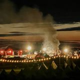 Zu Beginn waren Rauchschwaden über der Camping Plaza entdeckt worden. Feuer und Rauch in Wacken zwar nicht ungewöhnlich, diesmal waren sie jedoch ungeplant. Nur durch den schnellen Einsatz von Polizei und Freiwilliger Feuerwehr konnte Schlimmeres verhindert werden