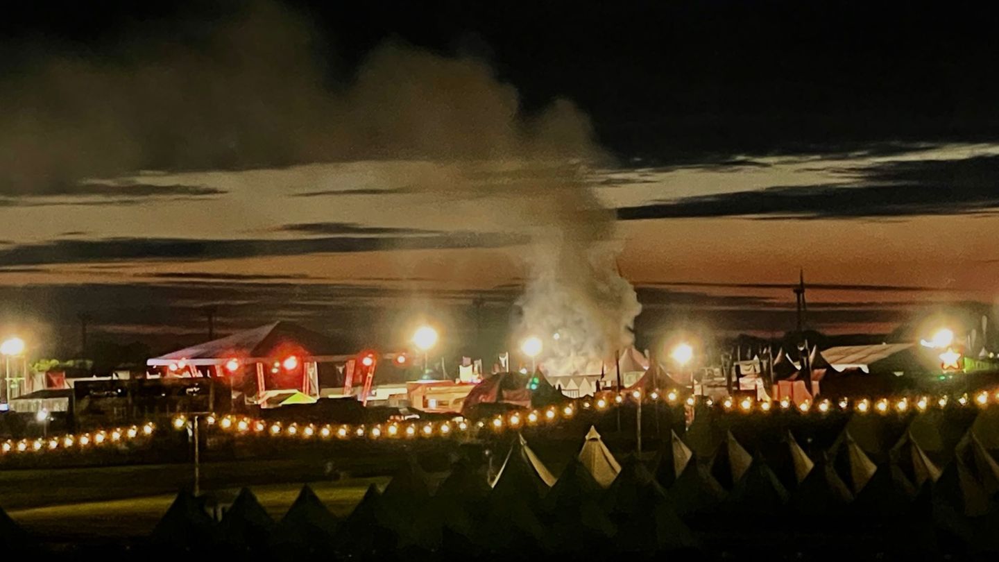 Zu Beginn waren Rauchschwaden über der Camping Plaza entdeckt worden. Feuer und Rauch in Wacken zwar nicht ungewöhnlich, diesmal waren sie jedoch ungeplant. Nur durch den schnellen Einsatz von Polizei und Freiwilliger Feuerwehr konnte Schlimmeres verhindert werden
