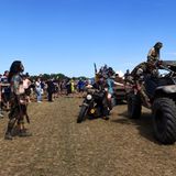 Möge der Spaß beginnen: Im sogenannten Wasteland proben die "Wasteland Warriors" abseits der Musik-Bühnen das Leben in einer fiktiven Endzeit ...