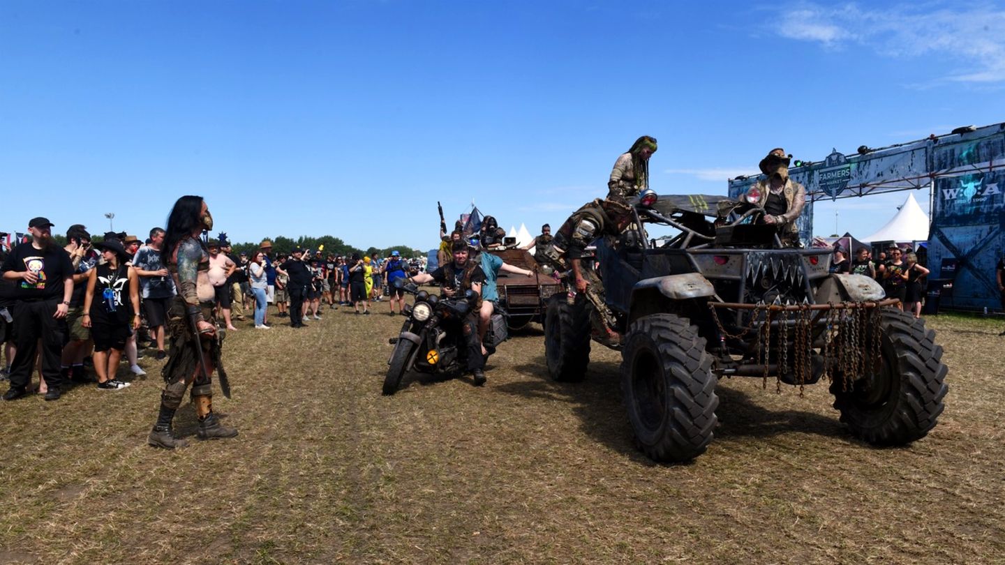 Möge der Spaß beginnen: Im sogenannten Wasteland proben die "Wasteland Warriors" abseits der Musik-Bühnen das Leben in einer fiktiven Endzeit ...