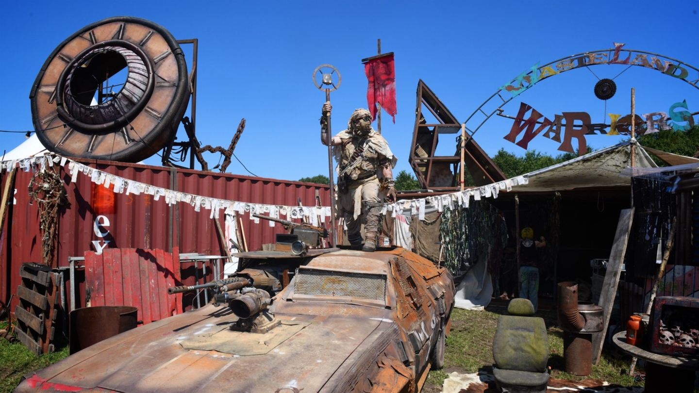 ... ein umfangreiches begehbares Bühnenbild, kreative Kostüme, Kunsthandwerk, Waffen-Atrappen und Fahrzeuge gehören zu einem ordentlichen Mad-Max-artigen Universum natürlich dazu. Ihr Hobby finanzieren die Akteure durchs Posieren für fotobegeisterte Festivalgänger