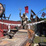 ... ein umfangreiches begehbares Bühnenbild, kreative Kostüme, Kunsthandwerk, Waffen-Atrappen und Fahrzeuge gehören zu einem ordentlichen Mad-Max-artigen Universum natürlich dazu. Ihr Hobby finanzieren die Akteure durchs Posieren für fotobegeisterte Festivalgänger