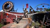 ... ein umfangreiches begehbares Bühnenbild, kreative Kostüme, Kunsthandwerk, Waffen-Atrappen und Fahrzeuge gehören zu einem ordentlichen Mad-Max-artigen Universum natürlich dazu. Ihr Hobby finanzieren die Akteure durchs Posieren für fotobegeisterte Festivalgänger