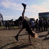 Vor der "Welcome to the Jungle"-Bühne äußert dieses Pärchen seine Lebensfreude durch akrobatische Einlagen. Trotz der vorherrschenden schwarzen Garderobe zeigen viele sich gern auch farbenfroh ...