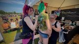 ... zum Beispiel mit sehr ausgefeiltem Body Painting. Dadurch sammeln die Künstler und Künstlerinnen von "Majas Körperkunst" Spenden für wohltätige Zwecke der Wacken-Foundation