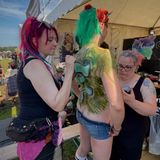 ... zum Beispiel mit sehr ausgefeiltem Body Painting. Dadurch sammeln die Künstler und Künstlerinnen von "Majas Körperkunst" Spenden für wohltätige Zwecke der Wacken-Foundation