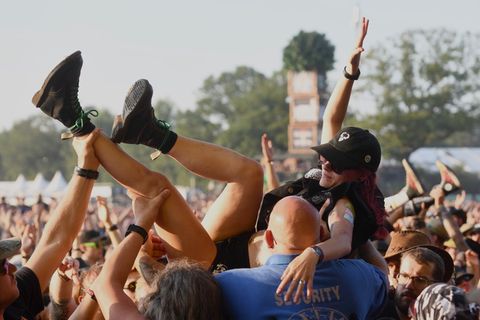 Und Musik? Ach ja, die gibt's in Wacken natürlich reichlich. Beim Konzert von Flogging Molly Konzert ergiesst sich alsbald ein wahrer Menschenstrom über die gutvorbereiteten Security-Kräfte. Crowdsurfen ist in Wacken ein beliebter Volkssport