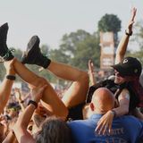 Und Musik? Ach ja, die gibt's in Wacken natürlich reichlich. Beim Konzert von Flogging Molly Konzert ergiesst sich alsbald ein wahrer Menschenstrom über die gutvorbereiteten Security-Kräfte. Crowdsurfen ist in Wacken ein beliebter Volkssport