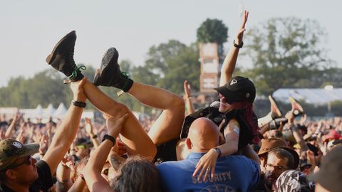 Und Musik? Ach ja, die gibt's in Wacken natürlich reichlich. Beim Konzert von Flogging Molly Konzert ergiesst sich alsbald ein wahrer Menschenstrom über die gutvorbereiteten Security-Kräfte. Crowdsurfen ist in Wacken ein beliebter Volkssport