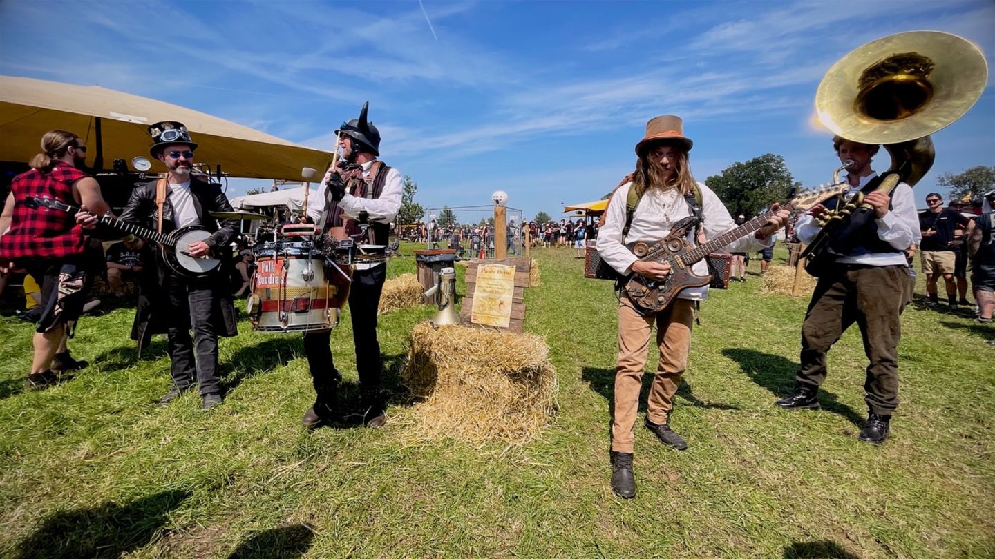 Auch abseits der Bühnen geht's musikalisch zu. Sogenannte "Walking Acts" wie die Folk Dandies entsprangen der Steampunk-Kultur und gehören in Wacken schon zum Inventar