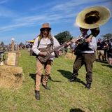 Auch abseits der Bühnen geht's musikalisch zu. Sogenannte "Walking Acts" wie die Folk Dandies entsprangen der Steampunk-Kultur und gehören in Wacken schon zum Inventar