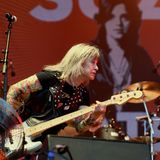 Auch Suzi Quatro begeistert das Publikum mit ihrer sehr fidelen Performance und ihren kraftvollen 70er-Jahre-Hits. An Power hat sie in all den Jahrzehnten im Show-Business nichts eingebüßt