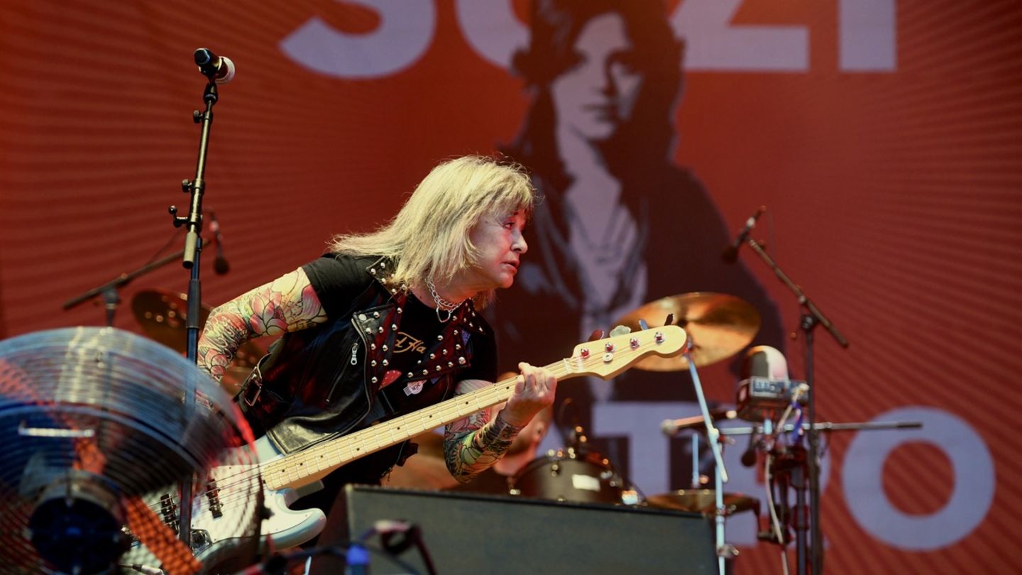 Auch Suzi Quatro begeistert das Publikum mit ihrer sehr fidelen Performance und ihren kraftvollen 70er-Jahre-Hits. An Power hat sie in all den Jahrzehnten im Show-Business nichts eingebüßt