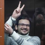 Er gilt als enger Vertrauter des 2015 ermordeten Oppositionspolitikers Boris Nemzow und Freund von Nawalny. Ende 2022 wurde Ilja Jaschin zu achteinhalb Jahren Haft verurteilt, weil er die "Ermordung von Zivilisten" durch die russische Armee in der ukrainischen Stadt Butscha angeprangert hatte. Im Juni wurde er in eine PKT-Zelle verlegt. Dabei handelt es sich um die schärfste Form von Isolationshaft im russischen Strafvollzug