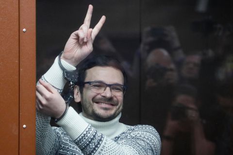 Er gilt als enger Vertrauter des 2015 ermordeten Oppositionspolitikers Boris Nemzow und Freund von Nawalny. Ende 2022 wurde Ilja Jaschin zu achteinhalb Jahren Haft verurteilt, weil er die "Ermordung von Zivilisten" durch die russische Armee in der ukrainischen Stadt Butscha angeprangert hatte. Im Juni wurde er in eine PKT-Zelle verlegt. Dabei handelt es sich um die schärfste Form von Isolationshaft im russischen Strafvollzug