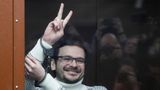 Er gilt als enger Vertrauter des 2015 ermordeten Oppositionspolitikers Boris Nemzow und Freund von Nawalny. Ende 2022 wurde Ilja Jaschin zu achteinhalb Jahren Haft verurteilt, weil er die "Ermordung von Zivilisten" durch die russische Armee in der ukrainischen Stadt Butscha angeprangert hatte. Im Juni wurde er in eine PKT-Zelle verlegt. Dabei handelt es sich um die schärfste Form von Isolationshaft im russischen Strafvollzug